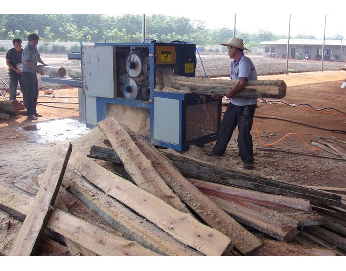 海南島-圓木多片鋸25加工現(xiàn)場(chǎng)